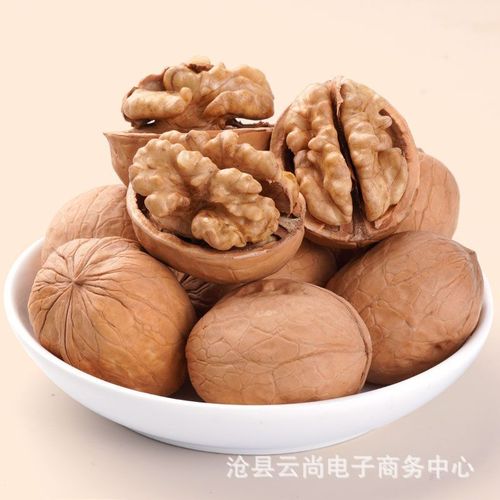 Xinjiang Specialty 185 Paper-Peel Walnuts, Hand Cracking Open Authentic Xinjiang Specialty 185 Paper-Peel Walnuts, Thin-Skinned Walnuts