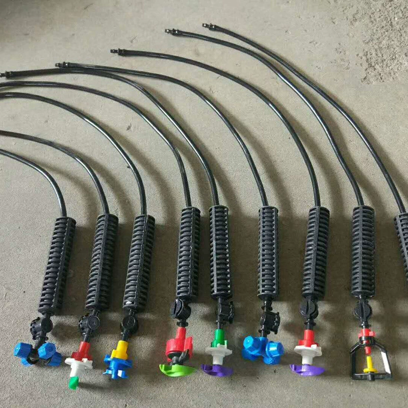 Готовая поставка подвешивающей автоматической вращающейся насадки с микрораспылителем для подвешивания в теплице.