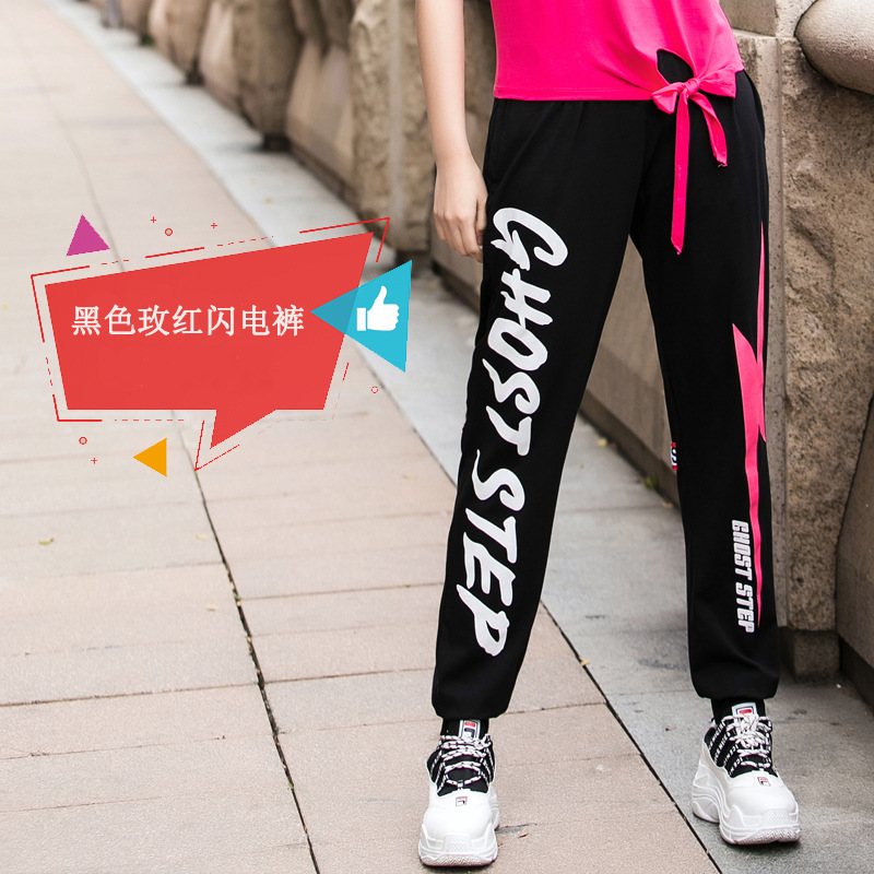 Черная роза красные брюки с красными молнией.