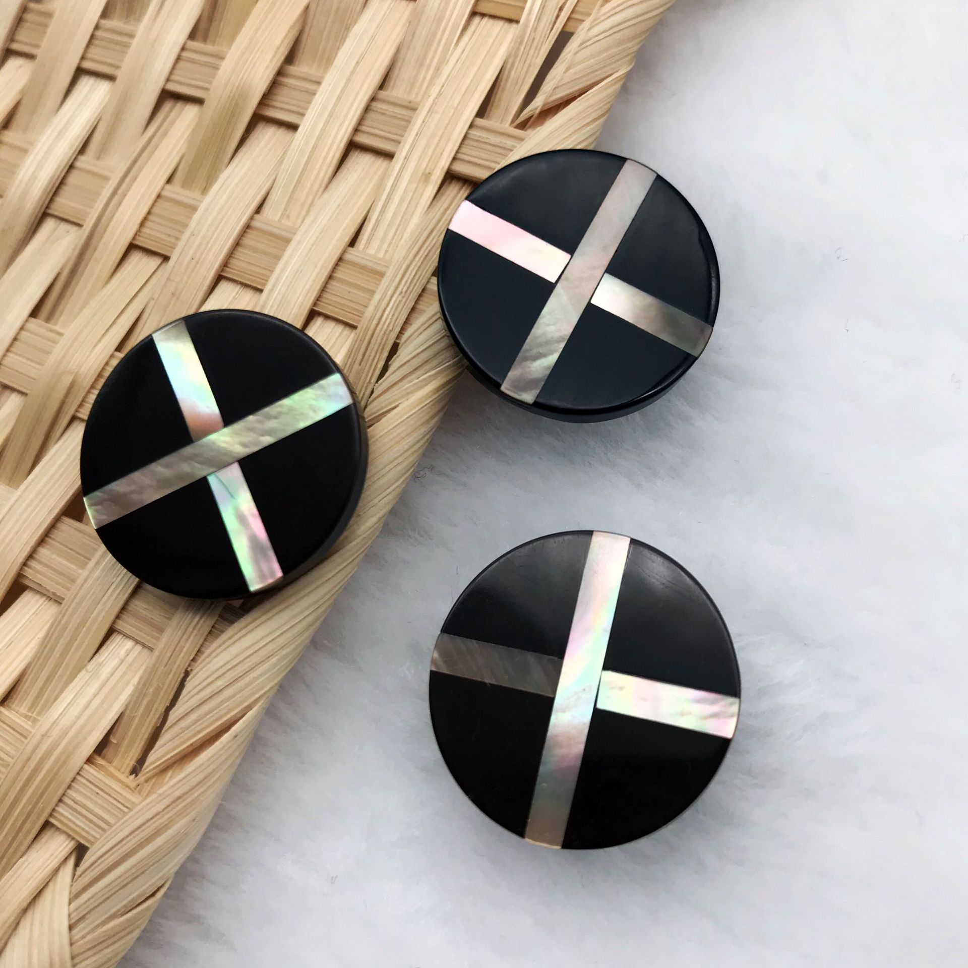 日本进口手工镶嵌拼接十字架图案贝壳钮扣立脚扣子高定用钮扣