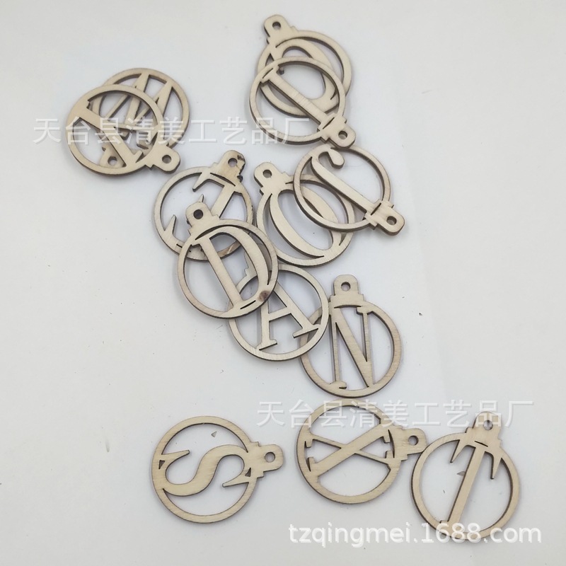 A-Z de linterna hueca de troncos, letras mayúsculas, colgantes de madera, colgantes de madera de bricolaje, 26 piezas por paquete