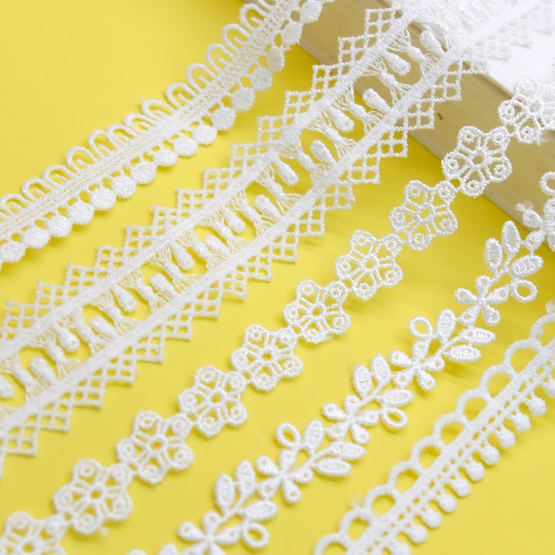 源头厂货 涤光丝 电脑刺绣 布料 蕾丝花边 沙发布配饰辅料