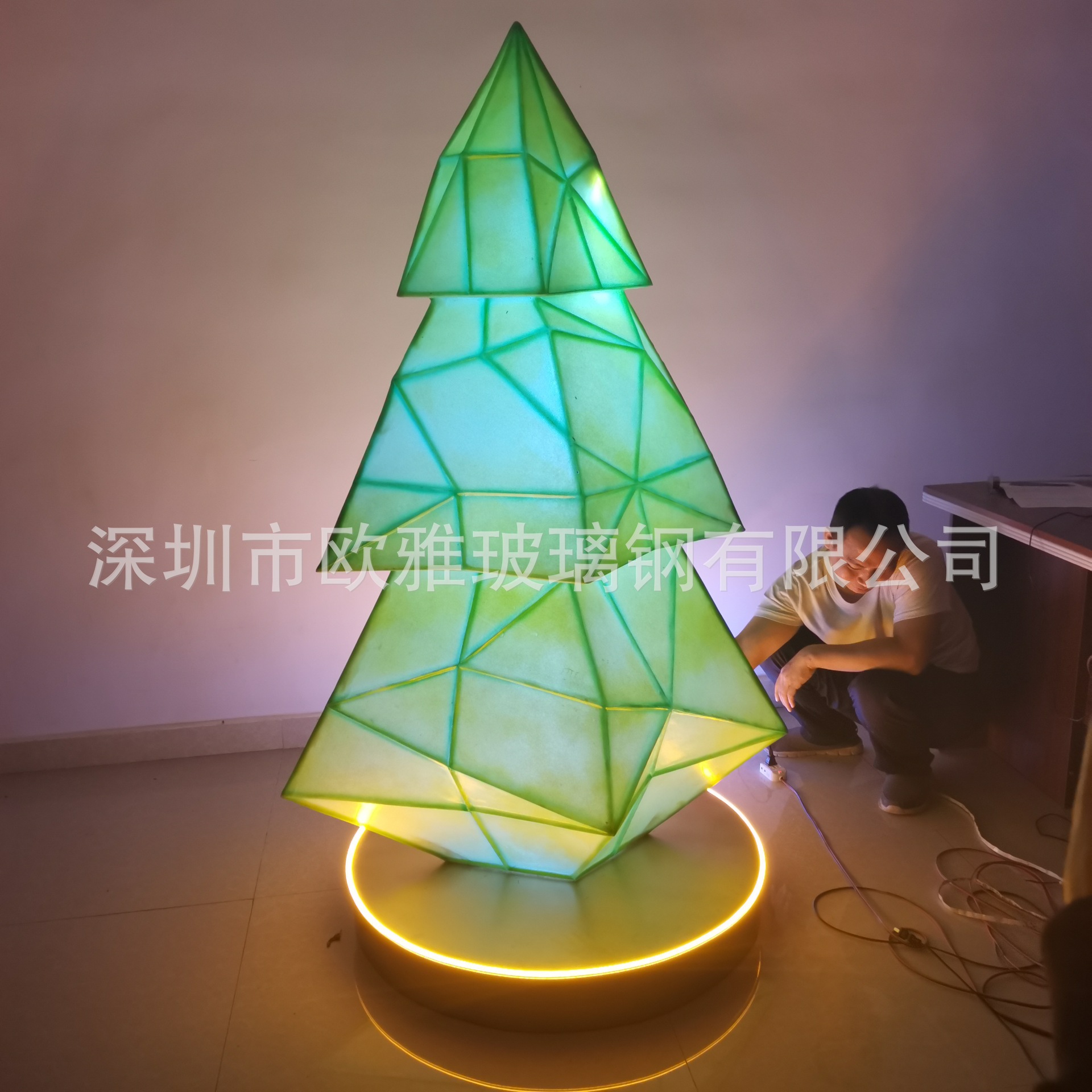 商场美陈装饰节日场景户外发光几何圣诞树 雕塑玻璃钢小品摆件