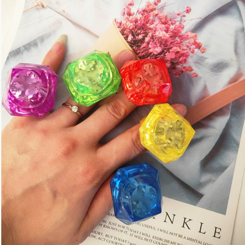 LED anillo luminoso anillo de diamantes de imitación dedo luz flash anillo de plástico luz luminosa anillo de diamantes al por mayor