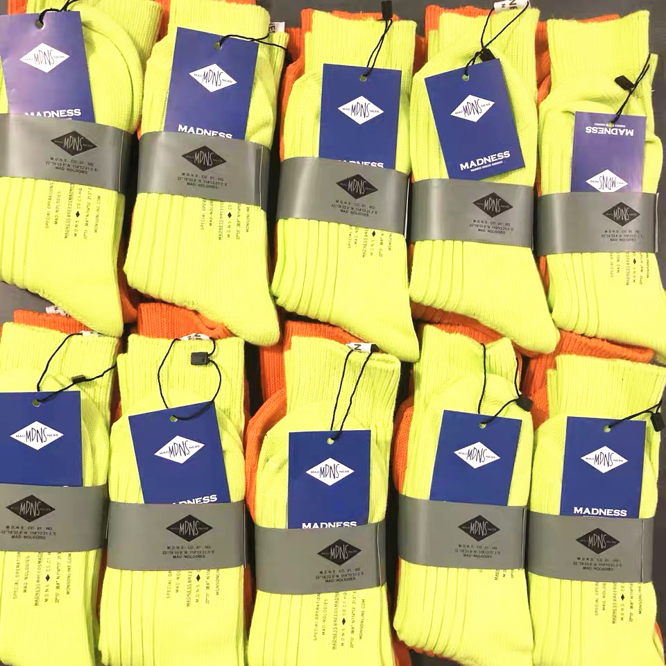 2025d Trendy Brand Madness Yu Wenle Gleicher Stil Jubiläum Street Hip-Hop Skateboard Fluoreszierende Unisex-Wadensocken_voghion.com