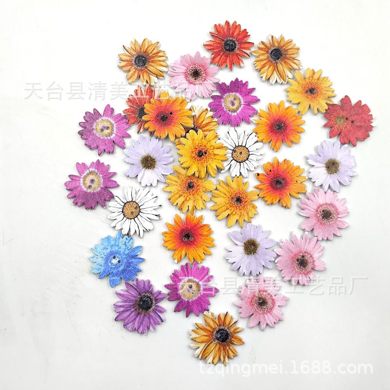 Fondo blanco de 25mm pintado crisantemo botón de madera