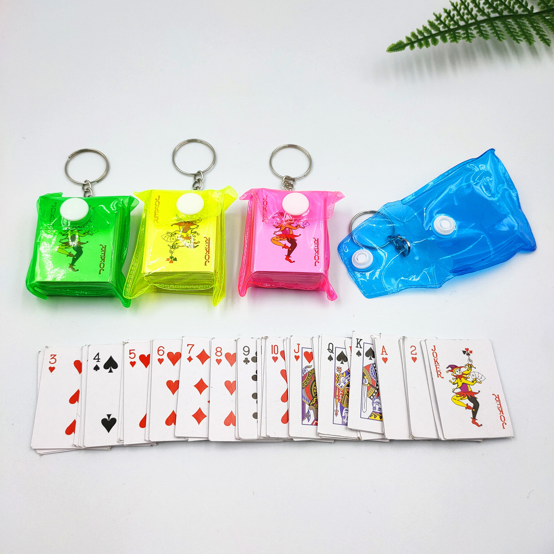 Mini papel jugando a las cartas llavero colgante viaje entretenimiento portátil juego de cartas puesto 2 yuanes tienda suministro
