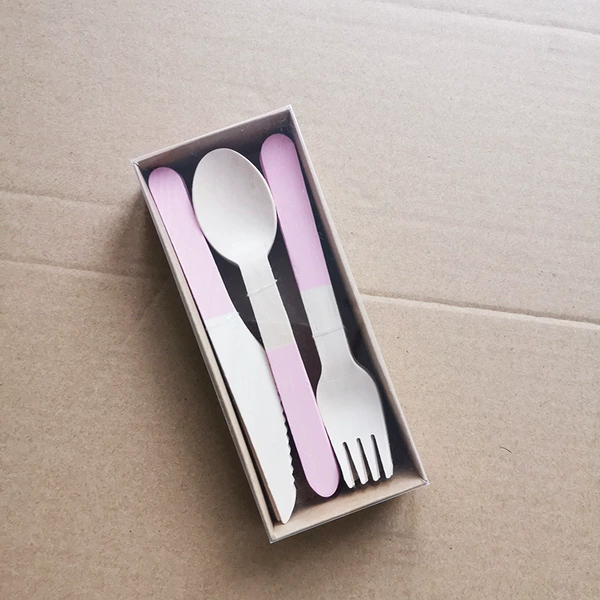 8 light powder each of the box, a knife fork and a spoon