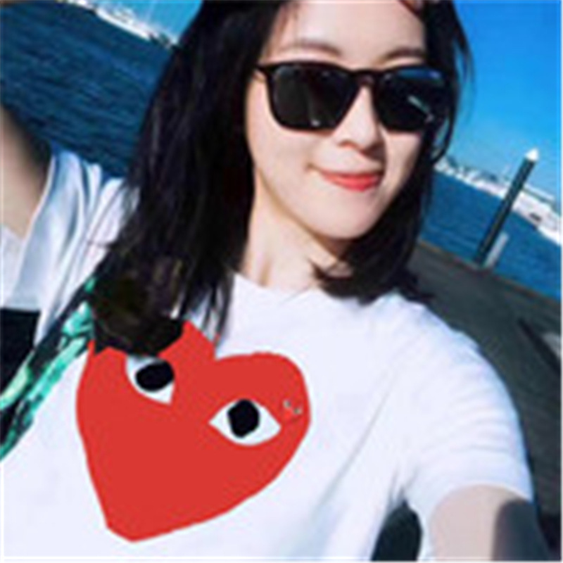 흰색 바탕에 큰 빨간 하트