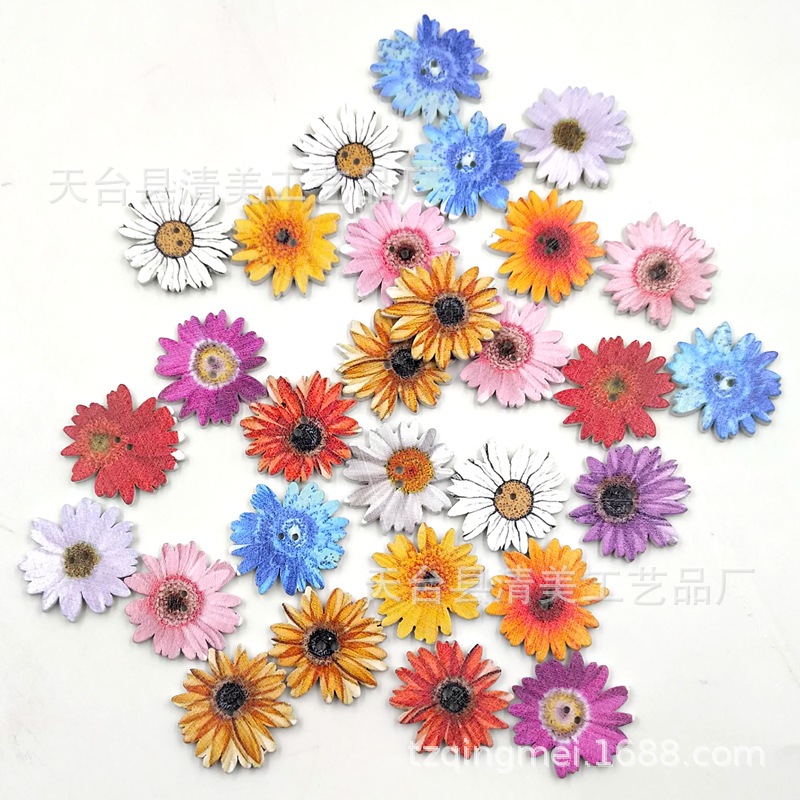 Fondo blanco de 25mm pintado crisantemo botón de madera