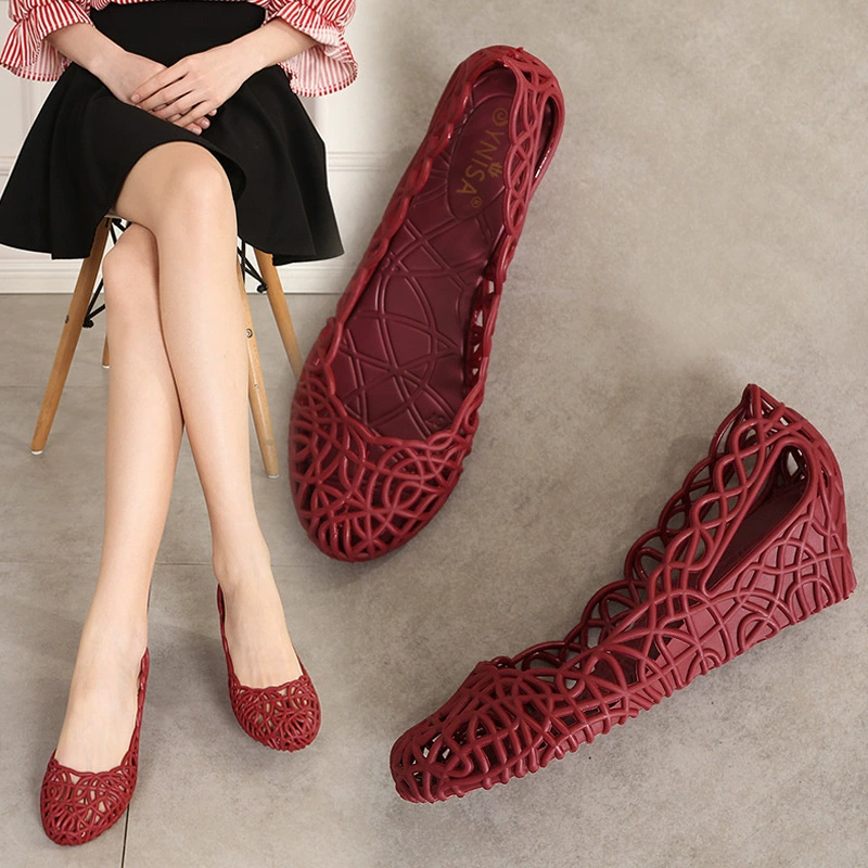 Новые летние женские туфли 2025 года: закрытые сандалии на платформе, пластиковые туфли-желе на танкетке, неглубокие нескользящие ажурные пляжные туфли