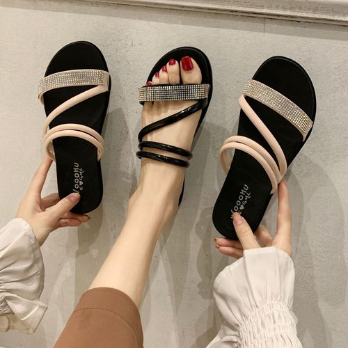 Ladies sandals for summer outdoor wear, mud-feeling slippers with flat soles, fashionable one-piece flip-flops, beach shoes and cool slippers for women, stall shoes