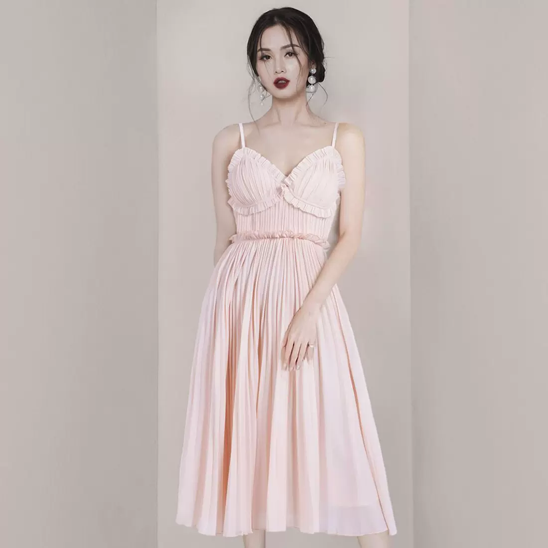 宴会小晚礼服女2024新款气质名媛显瘦网红性感粉色吊带褶皱连衣裙