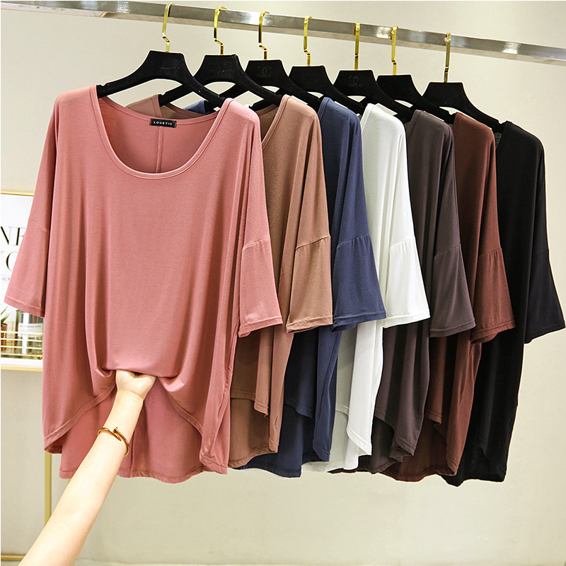 Solid color T-shirt with a round collar