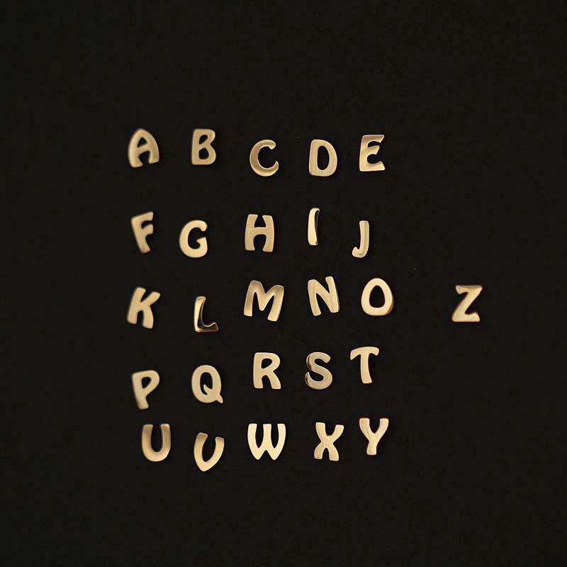 Оптовые 14K желтые европейские и американские световые доски индивидуальные буквы Joker повседневные серьги для пар A- Z