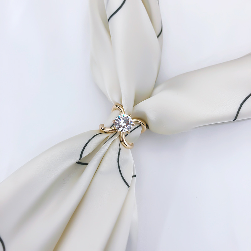 Tres anillos de seda bufanda hebilla de dibujos animados perla broche Camelia ramillete diamante pin 30 mismo estilo joyería hebilla para las mujeres