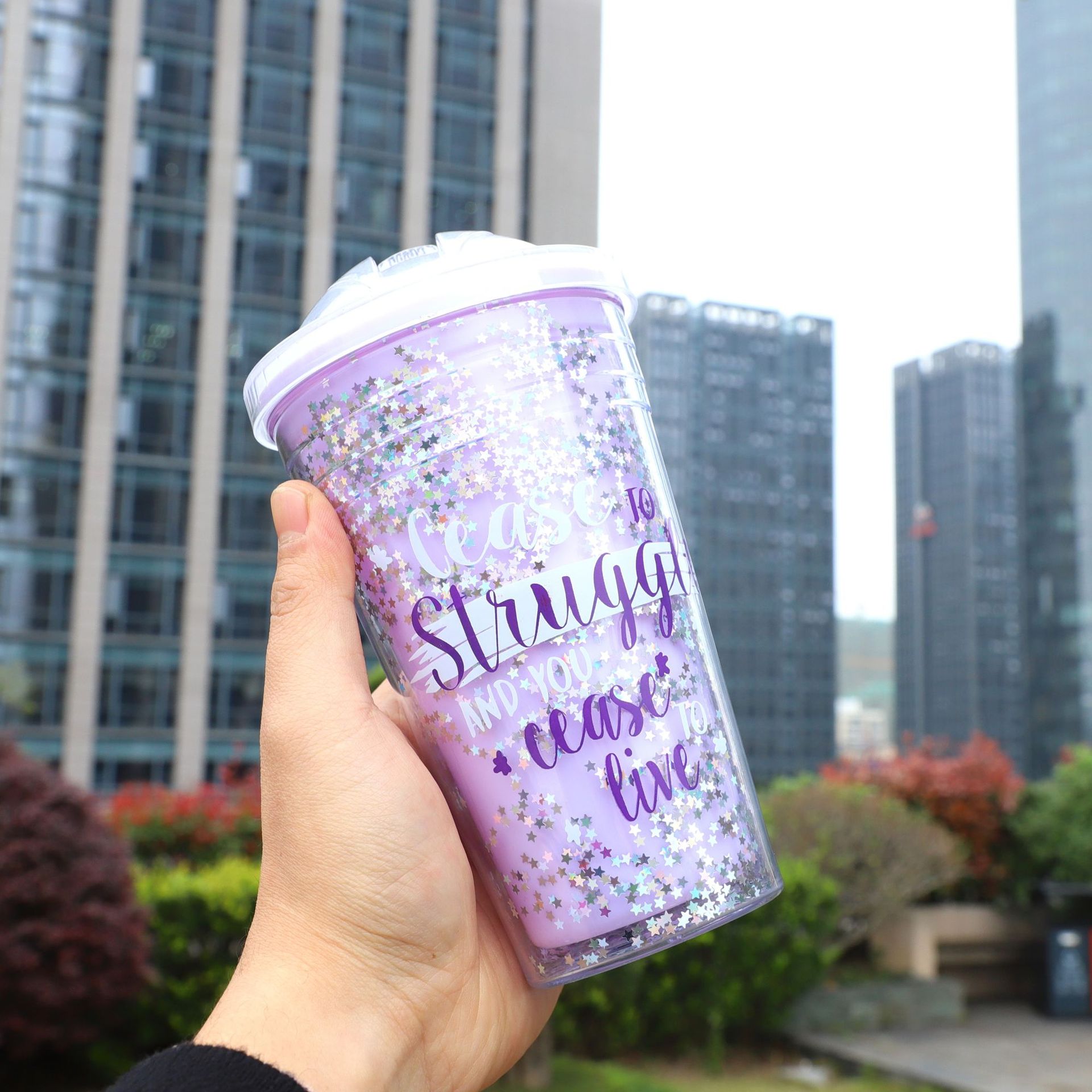 Fábrica al por mayor taza de plástico graffiti estrella de doble capa taza creativa cubierta deslizante paja taza de agua ins hielo taza de trituración