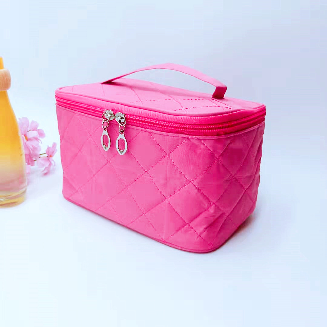 Organizer bag with diamond pattern