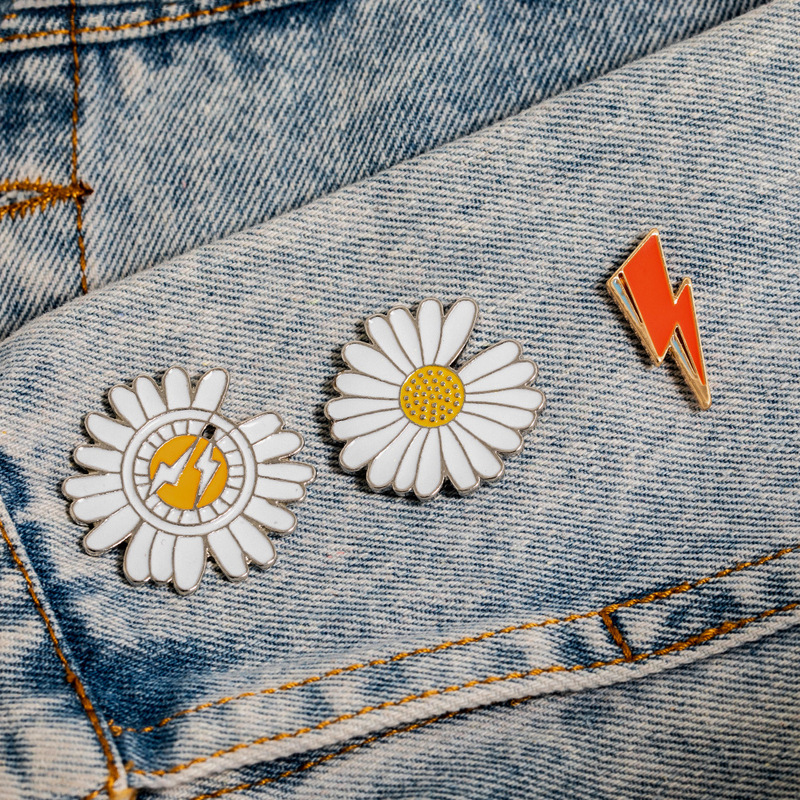 Star Badge GD Same Symbol Lightning Alloy Brooch Couple Men and Women Student Schoolbag Pin Star Badge GD Same Symbol Lightning Alloy Brooch Couple Men and Women Student Schoolbag Pin
