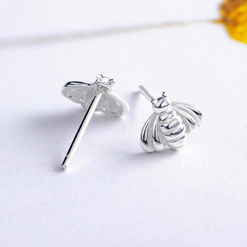 S925 plata esterlina nueva moda simple abeja Stud pendientes de las mujeres pequeño elegante Internet celebridad personalizada pendientes de estilo frío