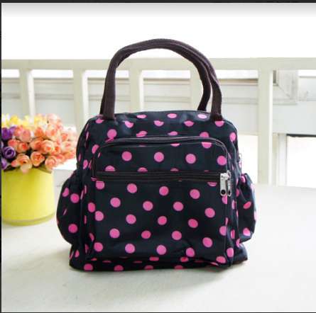 검은 배경에 작은 파우더 도트