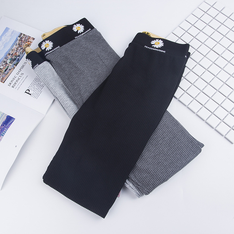 Leggings de estilo influencer a la moda con pequeños bordados de margaritas, de nueve puntos de largo, pantalones ajustados de corte ajustado y acanalados para primavera y otoño.