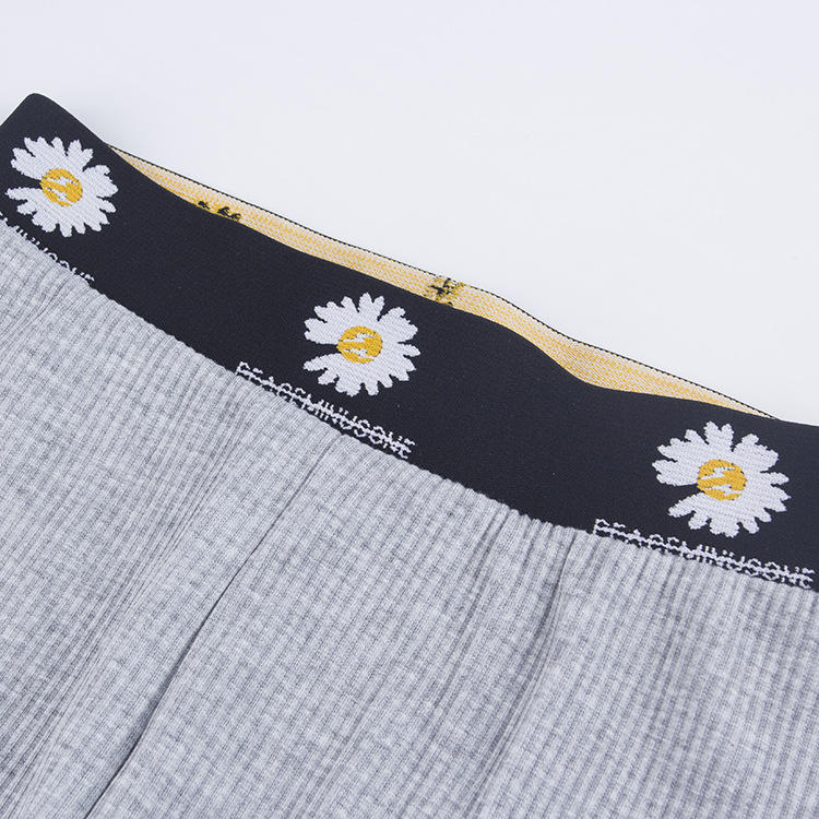 Leggings de estilo influencer a la moda con pequeños bordados de margaritas, de nueve puntos de largo, pantalones ajustados de corte ajustado y acanalados para primavera y otoño.