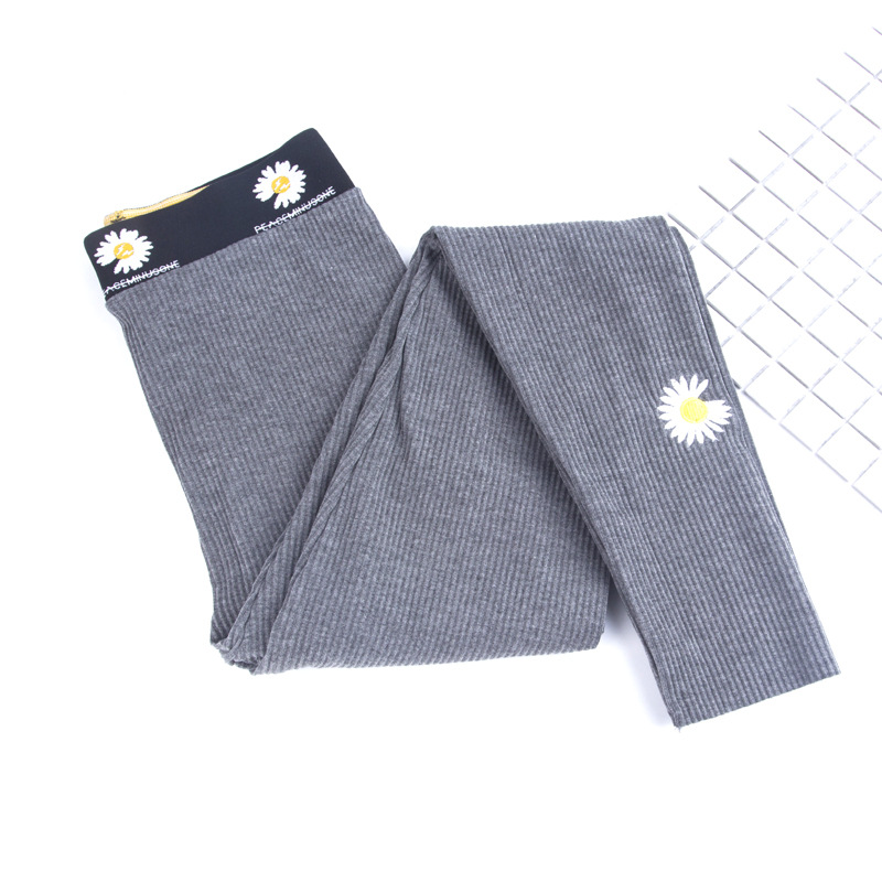 Leggings de estilo influencer a la moda con pequeños bordados de margaritas, de nueve puntos de largo, pantalones ajustados de corte ajustado y acanalados para primavera y otoño.