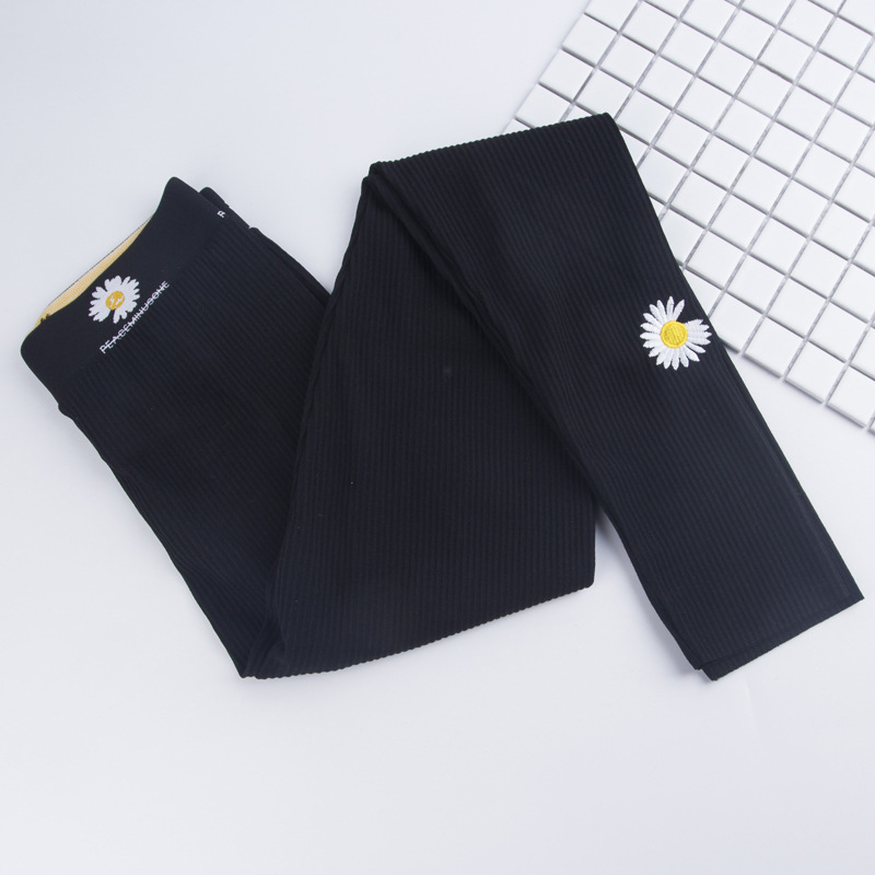 Leggings de estilo influencer a la moda con pequeños bordados de margaritas, de nueve puntos de largo, pantalones ajustados de corte ajustado y acanalados para primavera y otoño.