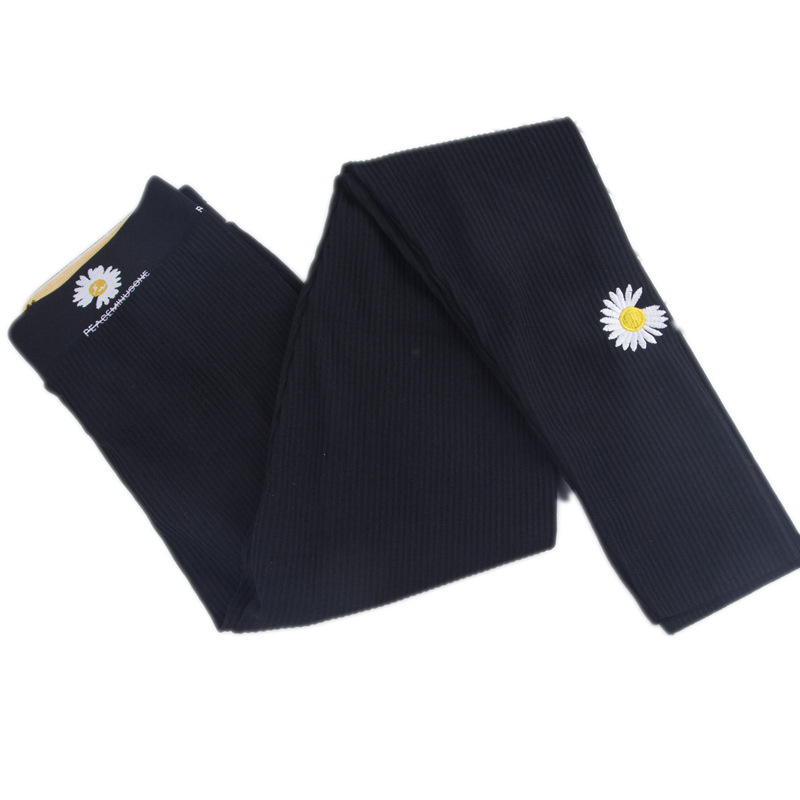 Leggings de estilo influencer a la moda con pequeños bordados de margaritas, de nueve puntos de largo, pantalones ajustados de corte ajustado y acanalados para primavera y otoño.