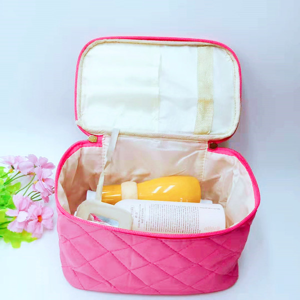 Organizer bag with diamond pattern