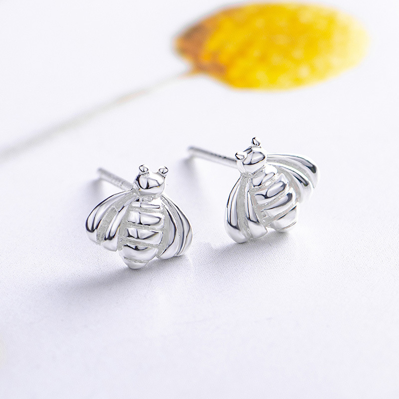 S925 plata esterlina nueva moda simple abeja Stud pendientes de las mujeres pequeño elegante Internet celebridad personalizada pendientes de estilo frío