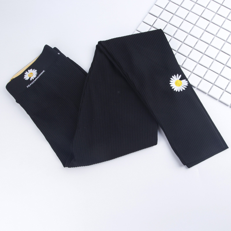 Leggings de estilo influencer a la moda con pequeños bordados de margaritas, de nueve puntos de largo, pantalones ajustados de corte ajustado y acanalados para primavera y otoño.