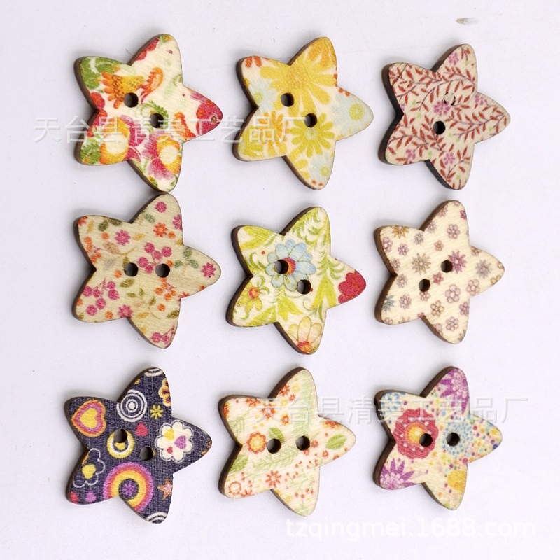 Log madera contrachapada pintado impresión estrella de cinco puntas botón colorido estrella de cinco puntas mezclado