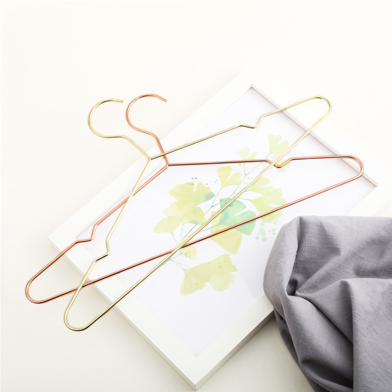 Estilo nórdico percha de ropa de metal antideslizante sin costuras percha de ropa de nueve hoyos galvanoplastia percha de ropa para el hogar percha de ropa de triángulo de oro rosa