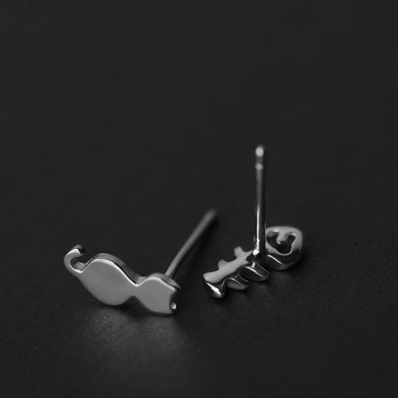 Small asymmetrical earrings