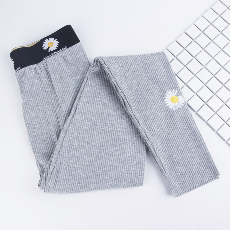 Leggings de estilo influencer a la moda con pequeños bordados de margaritas, de nueve puntos de largo, pantalones ajustados de corte ajustado y acanalados para primavera y otoño.