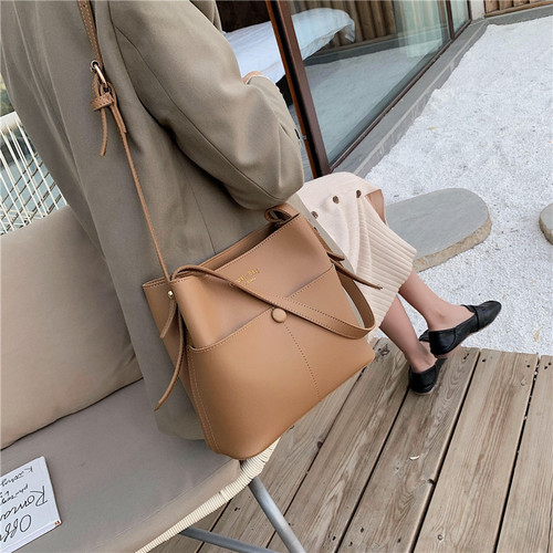 Internet celebrity simple women's bag 2020 popular new trendy Korean version versatile crossbody bag simple fashion bucket bag