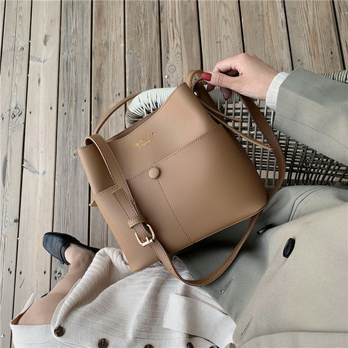 Internet celebrity simple women's bag 2020 popular new trendy Korean version versatile crossbody bag simple fashion bucket bag