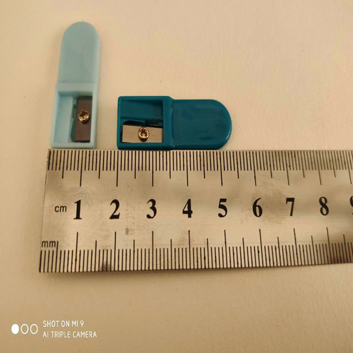 Manufacturer supplies 2.0 thin lead pencil sharpener, colorful student small manual plastic pen pencil sharpener wholesale