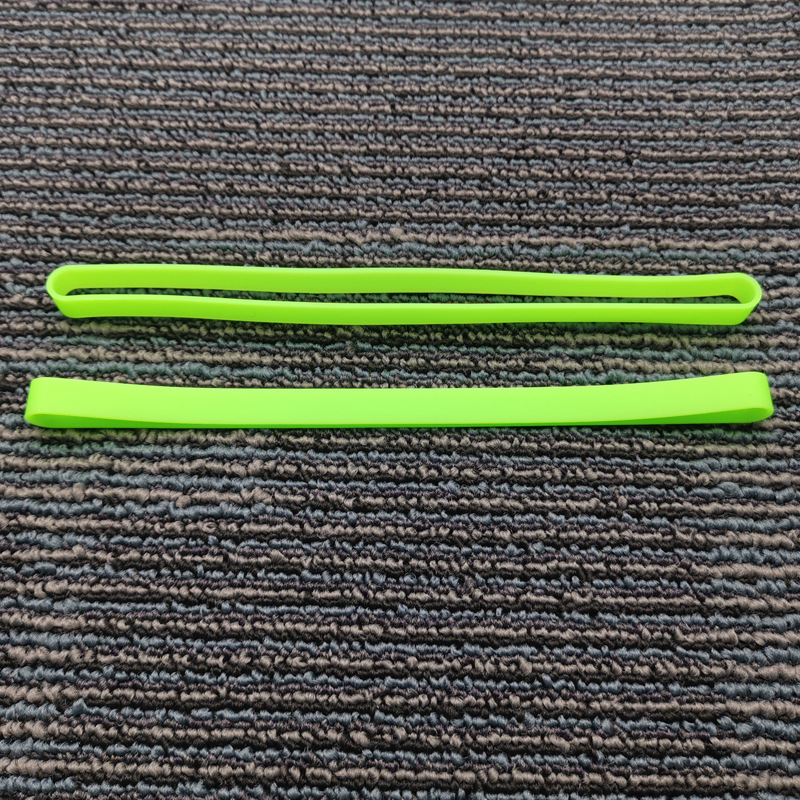 A06 # largo 135*7*1 en stock correa de libro de silicona elástica al por mayor 12 color lápiz caso correa de silicona