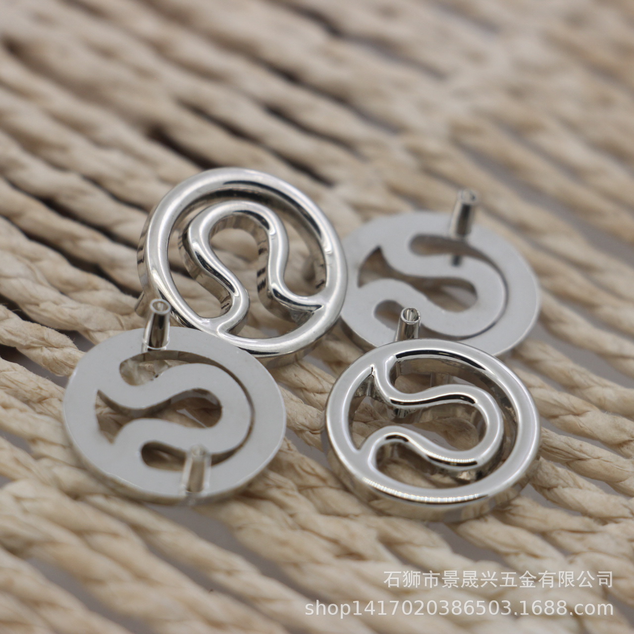 露露logo金属标牌 挂镀银色锌合金铭牌 女士挎包背包高档电镀标牌