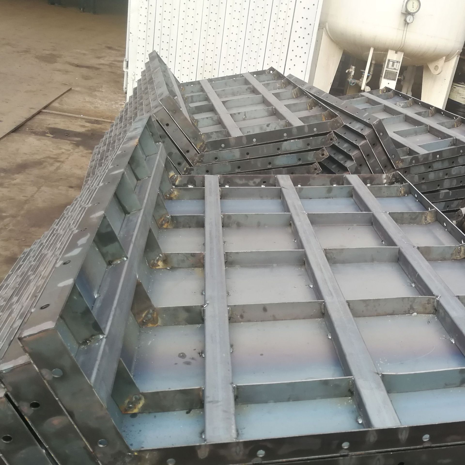 厂家批发涵洞钢模板隧道钢模板现货可拆卸利用型材高速护栏钢模板