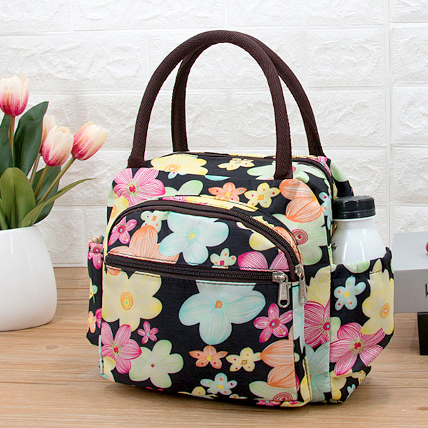 검은 배경에 노란색 꽃