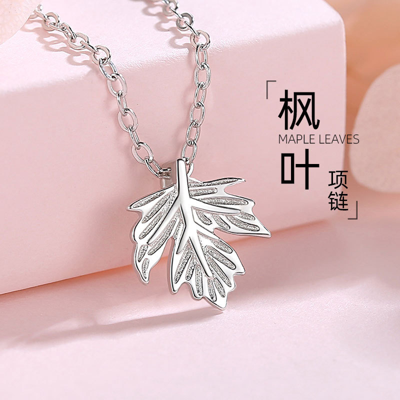 S925 plata hoja de arce collar femenino neto rojo elegante simple clavícula cadena nicho diseño ins viento frío para la novia