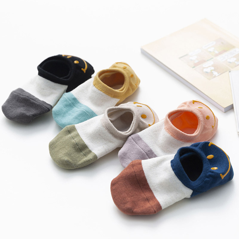 Calcetines de mujer a juego de color de algodón al por mayor con calcetines invisibles de silicona Primavera y verano tacón estampado en caliente cara sonriente calcetines de boca baja