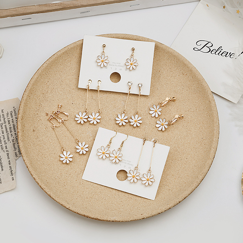 Fresh fashionable sophisticated earrings