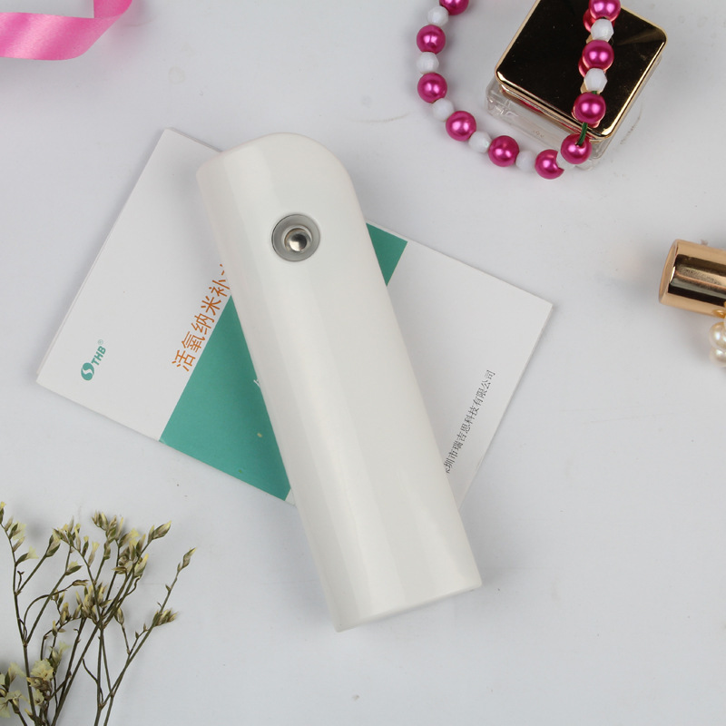 Moisturizing handheld cosmetic spray for face