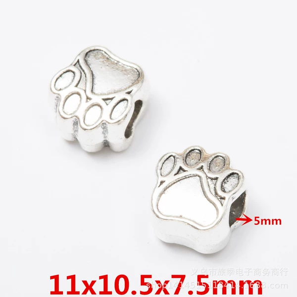 Dog footprints 3828