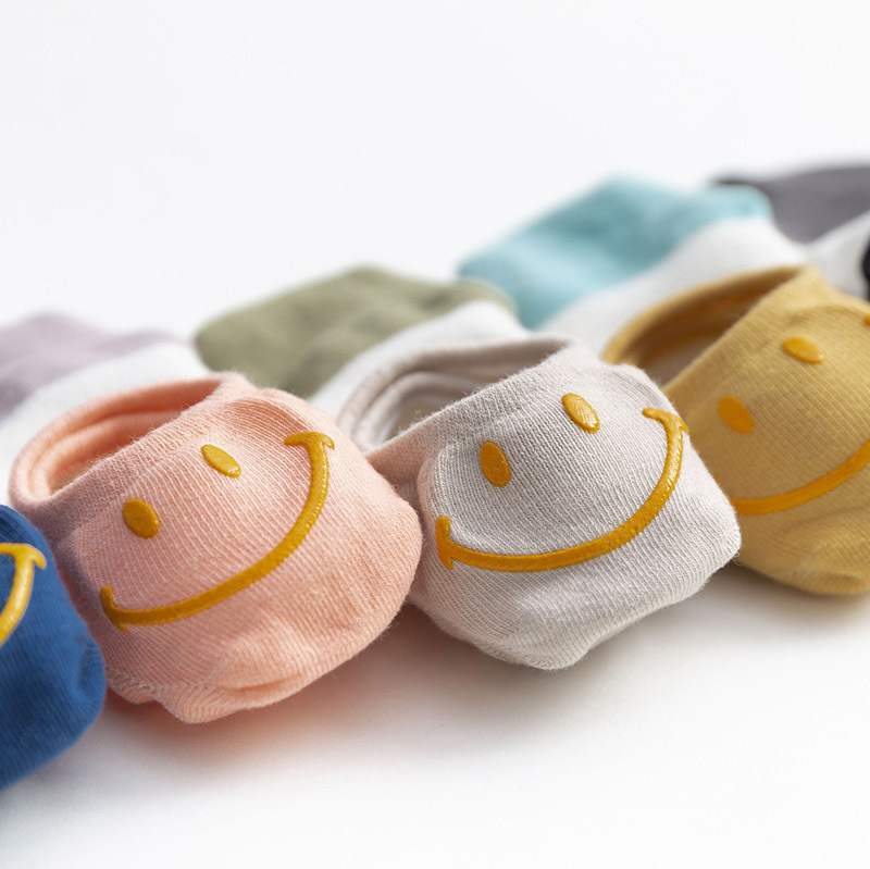 Calcetines de mujer a juego de color de algodón al por mayor con calcetines invisibles de silicona Primavera y verano tacón estampado en caliente cara sonriente calcetines de boca baja